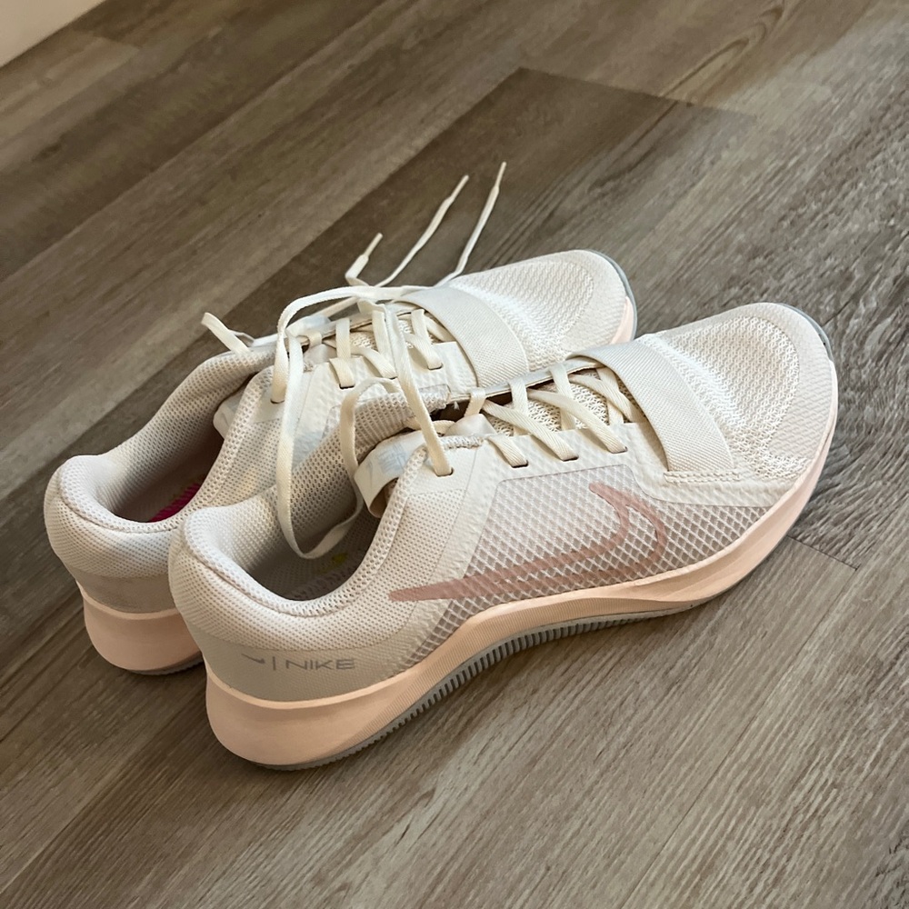 Almost New Nike Women’s Shoes 8.5 White Pink